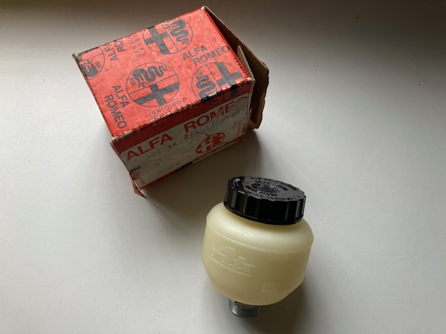 10564120510101 (2) Bocal cylindre émetteur embrayage – Image 1