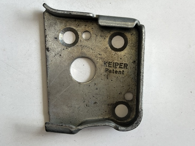 105145542211 (1) Plaque de serrure sur porte droite Keiper – Image 1