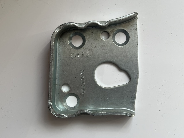 1054455423 (1) Plaque de serrure sur porte gauche SAFE – Image 1